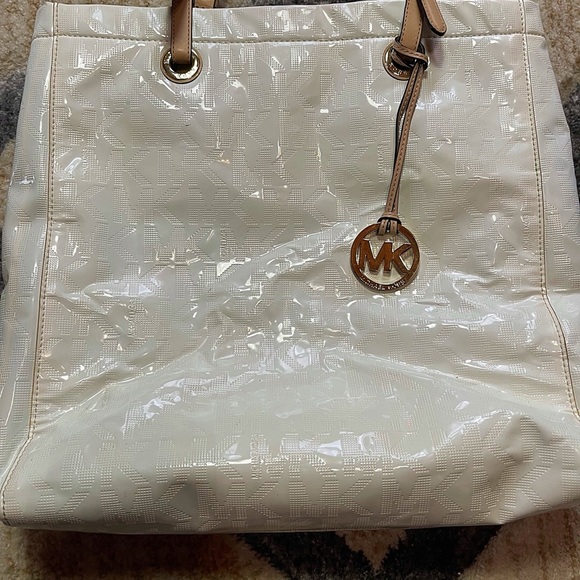 Michael Kors Set Matching Large White Patent Leather Tote and Large Zip Wallet - Picture 2 of 16